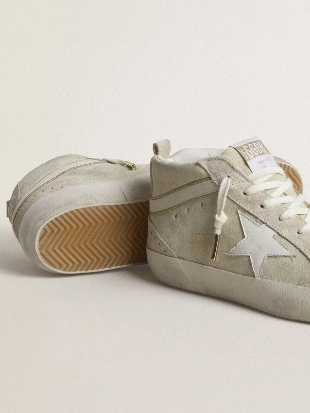 Mid Star aus hellgrauem Wildleder mit weissem Lederstern