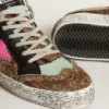 Mid Star aus Ponyfell mit Leopardenmuster und fuchsiafarbenem Lederstern