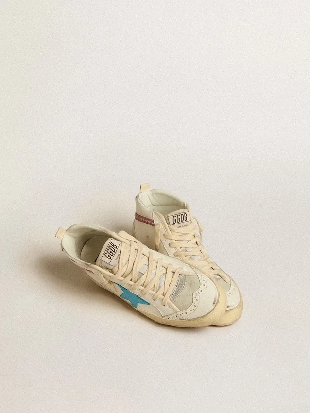 Mid Star für Damen aus Leder mit hellblauem Stern und fuchsiafarbenem Wildleder-Akzent mit platinfarbenen Nieten