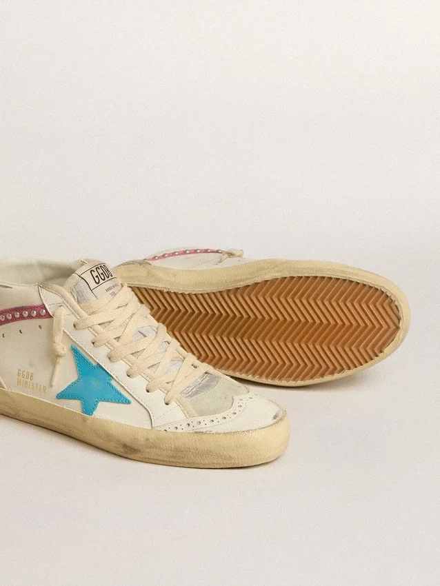 Mid Star für Damen aus Leder mit hellblauem Stern und fuchsiafarbenem Wildleder-Akzent mit platinfarbenen Nieten
