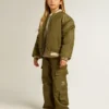 Militärgrüne Nylon-Bomberjacke für Kinder mit Schriftzug auf dem Rücken