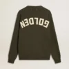 Militärgrüner Herren-Pullover mit Rundhalsausschnitt und «Golden»-Schriftzug auf der Rückseite
