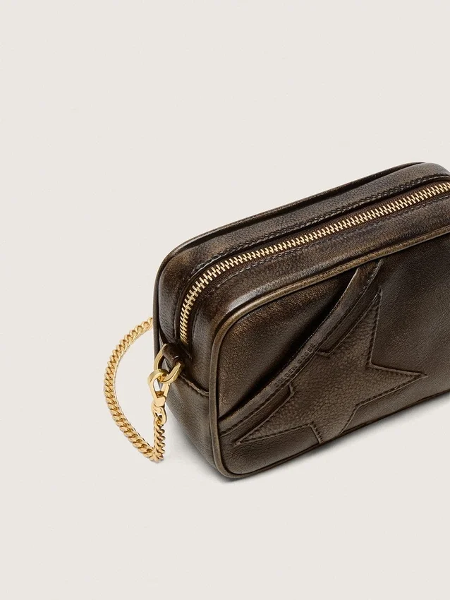 Mini Star Bag aus dunkelbraunem Leder im Used-Look mit Ton-in-Ton-Stern