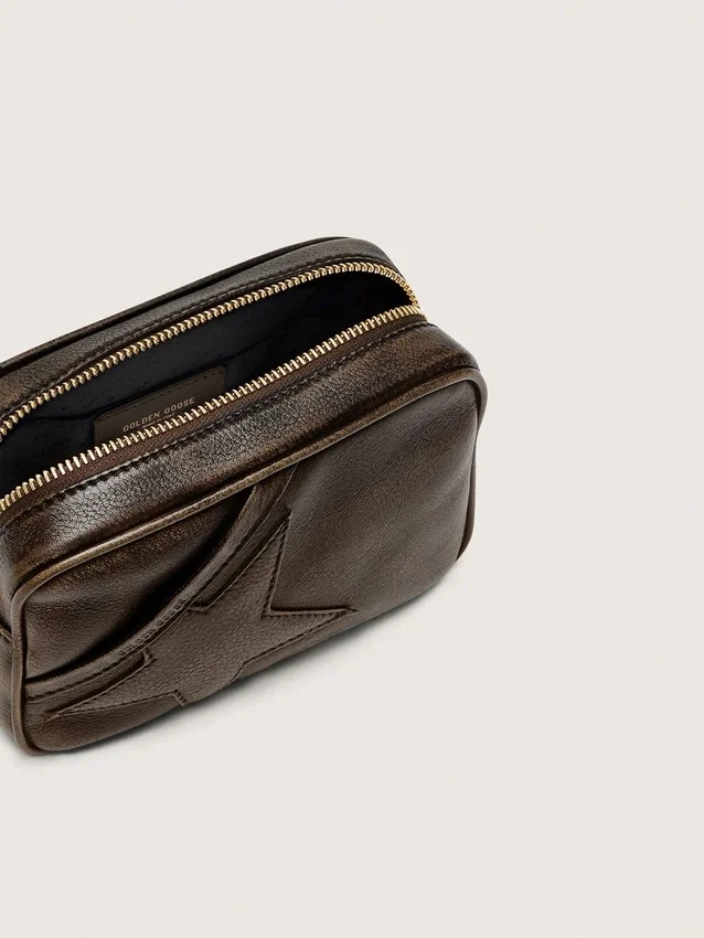Mini Star Bag aus dunkelbraunem Leder im Used-Look mit Ton-in-Ton-Stern