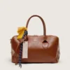 Mittlere Vita-Tasche aus hellbraunem Leder mit Anhängern und silbernen Details