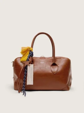 Mittlere Vita-Tasche aus hellbraunem Leder mit Anhängern und silbernen Details