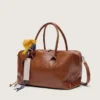 Mittlere Vita-Tasche aus hellbraunem Leder mit Anhängern und silbernen Details