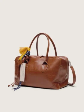 Mittlere Vita-Tasche aus hellbraunem Leder mit Anhängern und silbernen Details