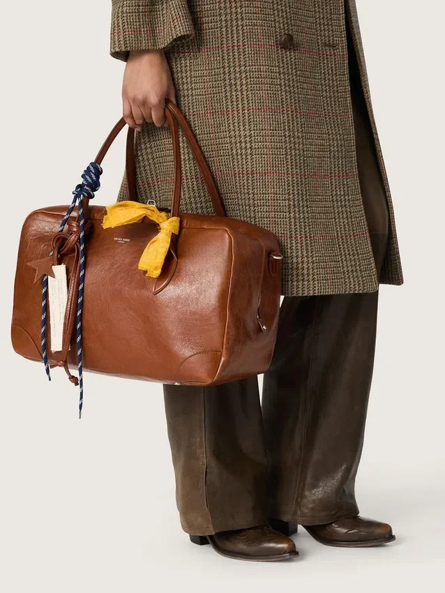 Mittlere Vita-Tasche aus hellbraunem Leder mit Anhängern und silbernen Details