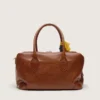 Mittlere Vita-Tasche aus hellbraunem Leder mit Anhängern und silbernen Details