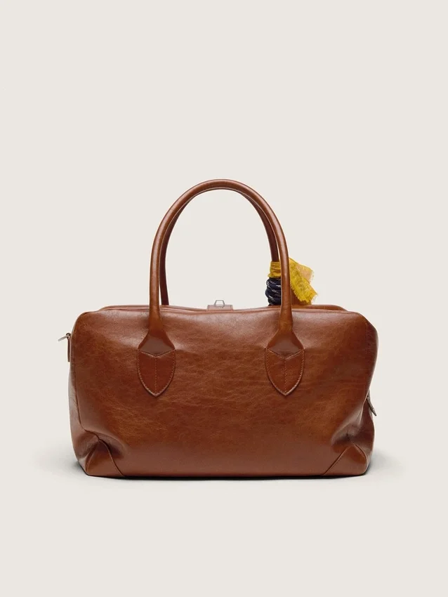 Mittlere Vita-Tasche aus hellbraunem Leder mit Anhängern und silbernen Details