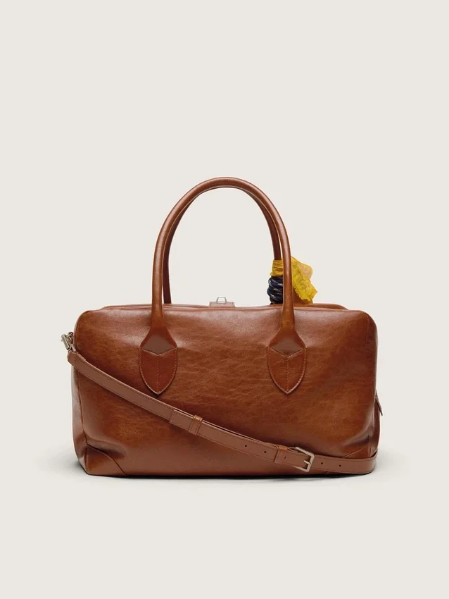 Mittlere Vita-Tasche aus hellbraunem Leder mit Anhängern und silbernen Details