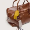 Mittlere Vita-Tasche aus hellbraunem Leder mit Anhängern und silbernen Details