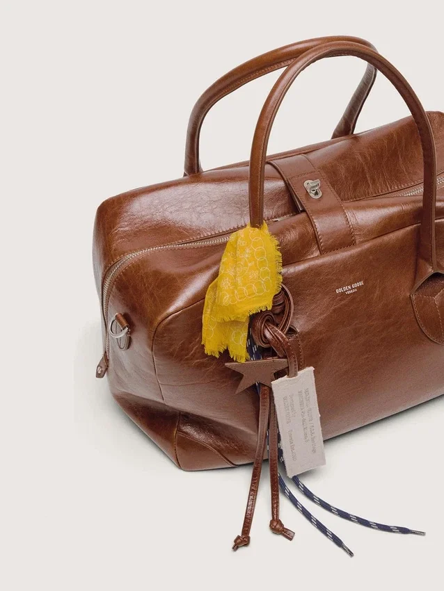 Mittlere Vita-Tasche aus hellbraunem Leder mit Anhängern und silbernen Details