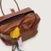 Mittlere Vita-Tasche aus hellbraunem Leder mit Anhängern und silbernen Details