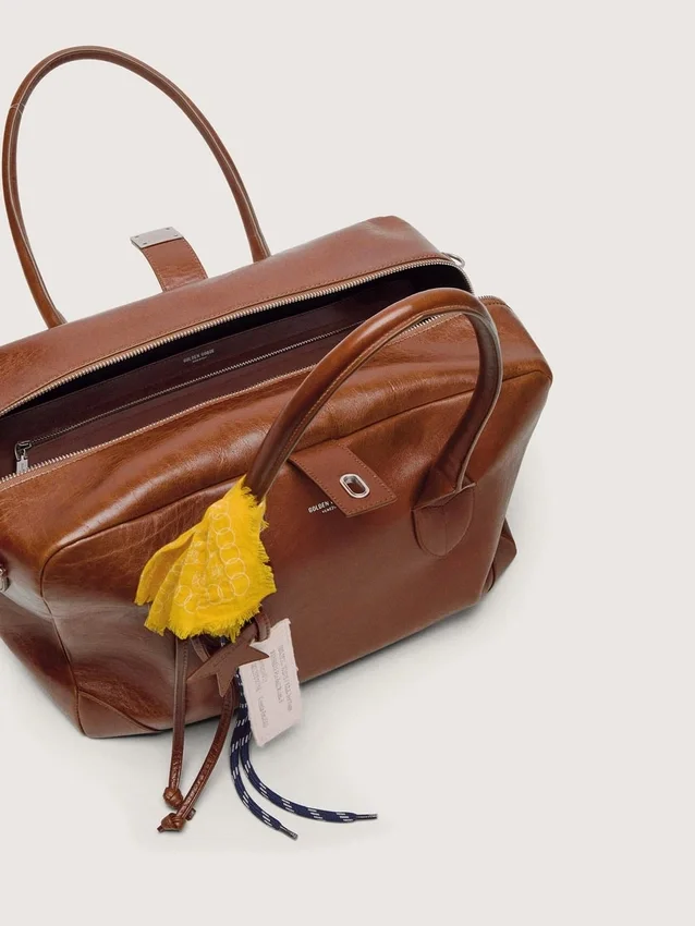 Mittlere Vita-Tasche aus hellbraunem Leder mit Anhängern und silbernen Details