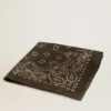Moosgrüner Schal mit Paisley-Muster