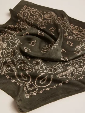 Moosgrüner Schal mit Paisley-Muster