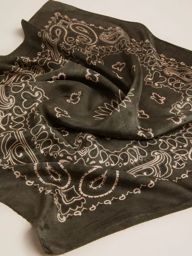 Moosgrüner Schal mit Paisley-Muster