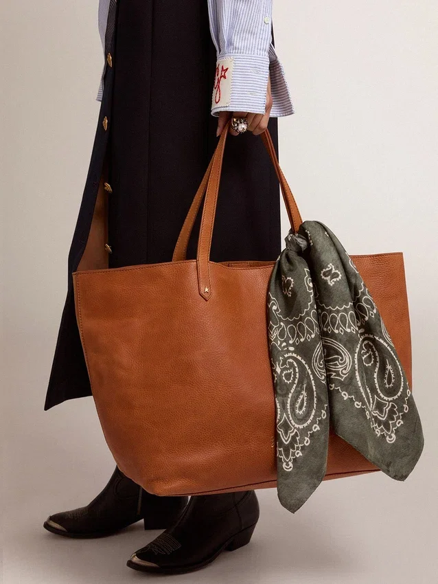 Moosgrüner Schal mit Paisley-Muster