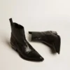 Niedrige Debbie-Stiefel aus schwarzem Leder mit Schlangenprint