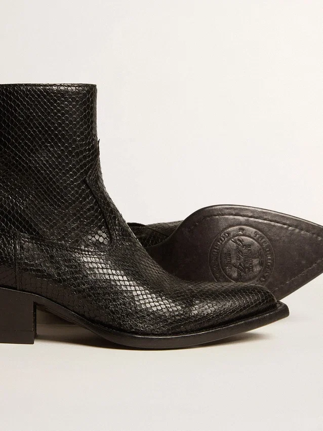 Niedrige Debbie-Stiefel aus schwarzem Leder mit Schlangenprint