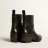 Niedrige Debbie-Stiefel aus schwarzem Leder mit Schlangenprint