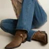 Niedrige Debbie-Stiefel aus taubengrauem Wildleder mit abnehmbarer Schnalle