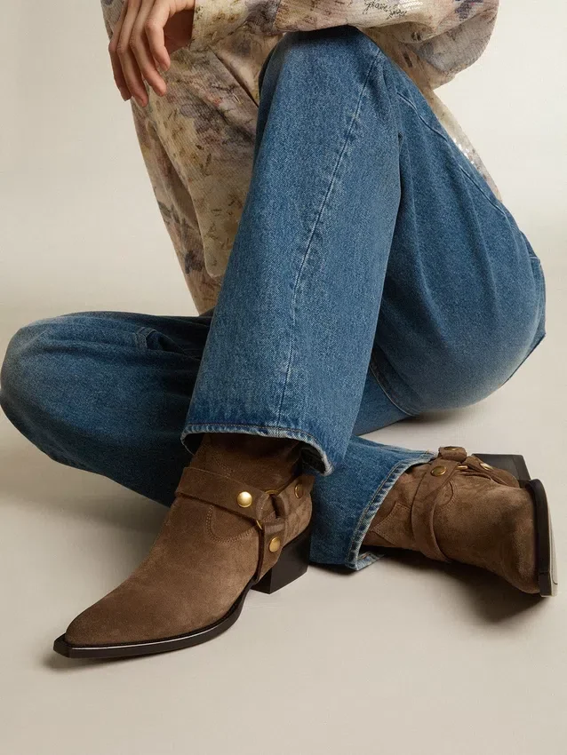 Niedrige Debbie-Stiefel aus taubengrauem Wildleder mit abnehmbarer Schnalle