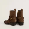 Niedrige Debbie-Stiefel aus taubengrauem Wildleder mit abnehmbarer Schnalle