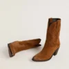 Niedrige «Wish Star»-Stiefel aus cognacfarbenem Wildleder mit Ton-in-Ton gesticktem Stern
