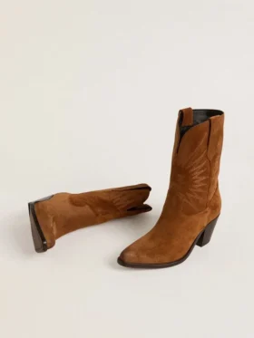 Niedrige «Wish Star»-Stiefel aus cognacfarbenem Wildleder mit Ton-in-Ton gesticktem Stern