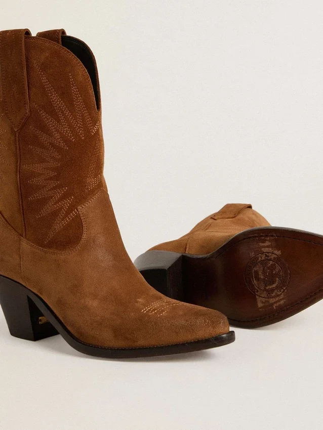 Niedrige «Wish Star»-Stiefel aus cognacfarbenem Wildleder mit Ton-in-Ton gesticktem Stern