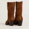 Niedrige «Wish Star»-Stiefel aus cognacfarbenem Wildleder mit Ton-in-Ton gesticktem Stern