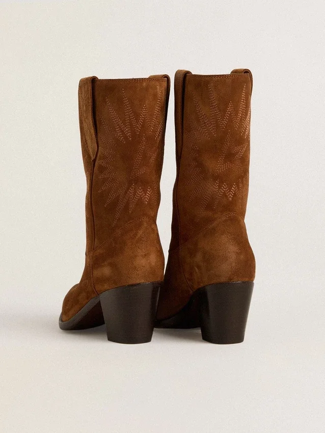 Niedrige «Wish Star»-Stiefel aus cognacfarbenem Wildleder mit Ton-in-Ton gesticktem Stern