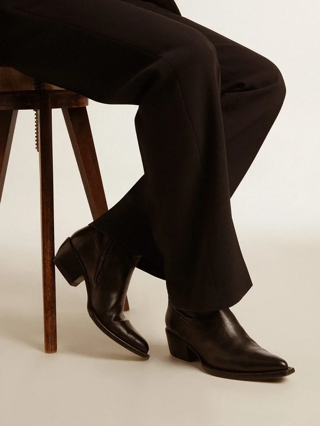 Niedrige Wish Star-Stiefel aus schwarzem Leder mit Ton-in-Ton-eingearbeiteter Sternverzierung