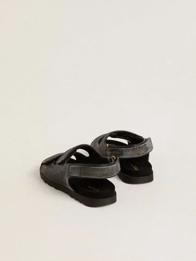 Noa Young Sandalen aus schwarzem Leder im Used-Look