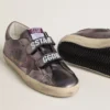 Old-School-Damenschuhe aus lila laminiertem Leder mit lila Nubuk-Stern und Fersenlasche
