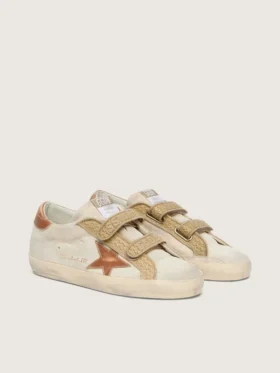 Old-School-Damenschuhe aus perlfarbigem Wildleder mit ziegelrotem Lederstern und Raffia-Riemen