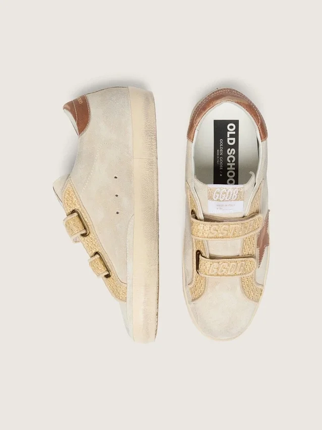 Old-School-Damenschuhe aus perlfarbigem Wildleder mit ziegelrotem Lederstern und Raffia-Riemen