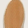 Old-School-Damenschuhe aus perlfarbigem Wildleder mit ziegelrotem Lederstern und Raffia-Riemen