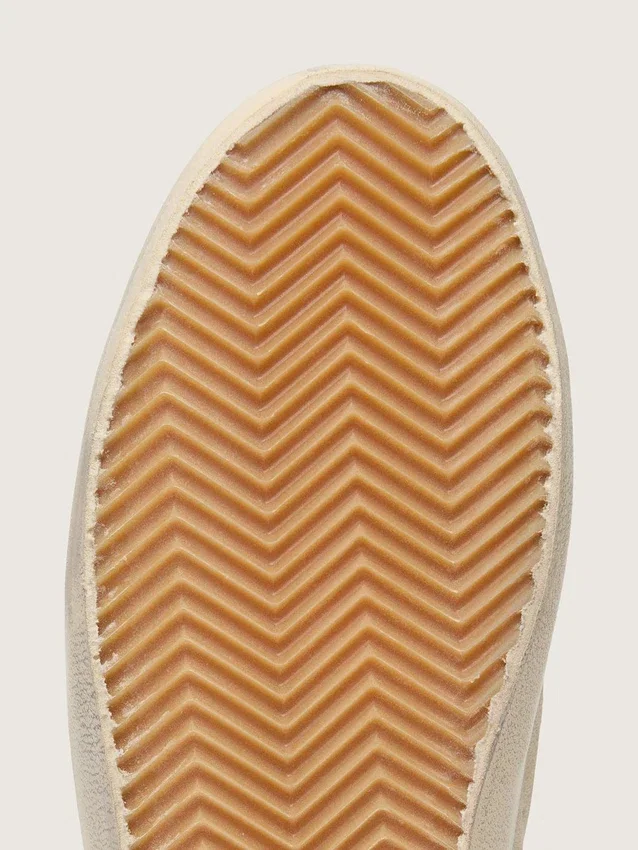Old-School-Damenschuhe aus perlfarbigem Wildleder mit ziegelrotem Lederstern und Raffia-Riemen
