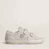 Old-School-Damensneaker aus hellgrauem Wildleder mit einem Lederstern mit Mikroglitter