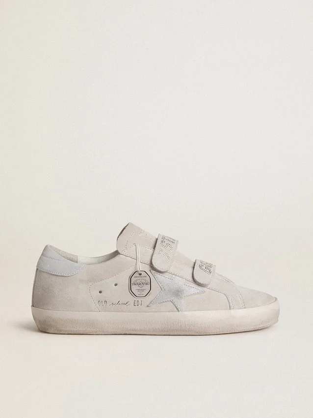 Old-School-Damensneaker aus hellgrauem Wildleder mit einem Lederstern mit Mikroglitter