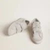 Old-School-Damensneaker aus hellgrauem Wildleder mit einem Lederstern mit Mikroglitter