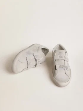 Old-School-Damensneaker aus hellgrauem Wildleder mit einem Lederstern mit Mikroglitter