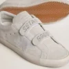 Old-School-Damensneaker aus hellgrauem Wildleder mit einem Lederstern mit Mikroglitter