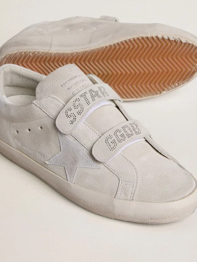 Old-School-Damensneaker aus hellgrauem Wildleder mit einem Lederstern mit Mikroglitter