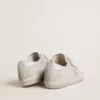 Old-School-Damensneaker aus hellgrauem Wildleder mit einem Lederstern mit Mikroglitter