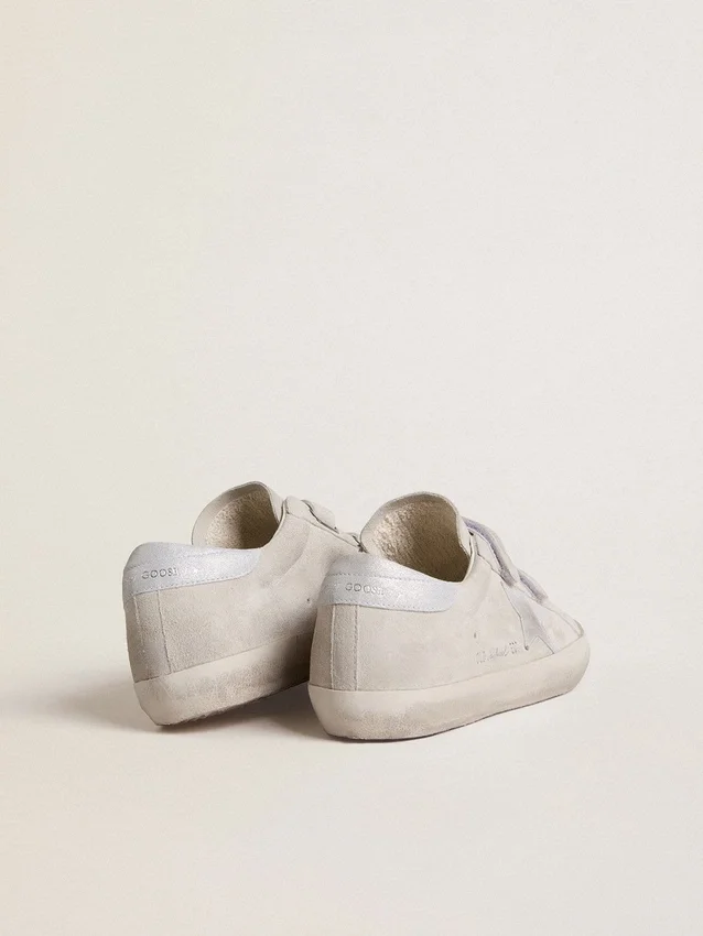 Old-School-Damensneaker aus hellgrauem Wildleder mit einem Lederstern mit Mikroglitter
